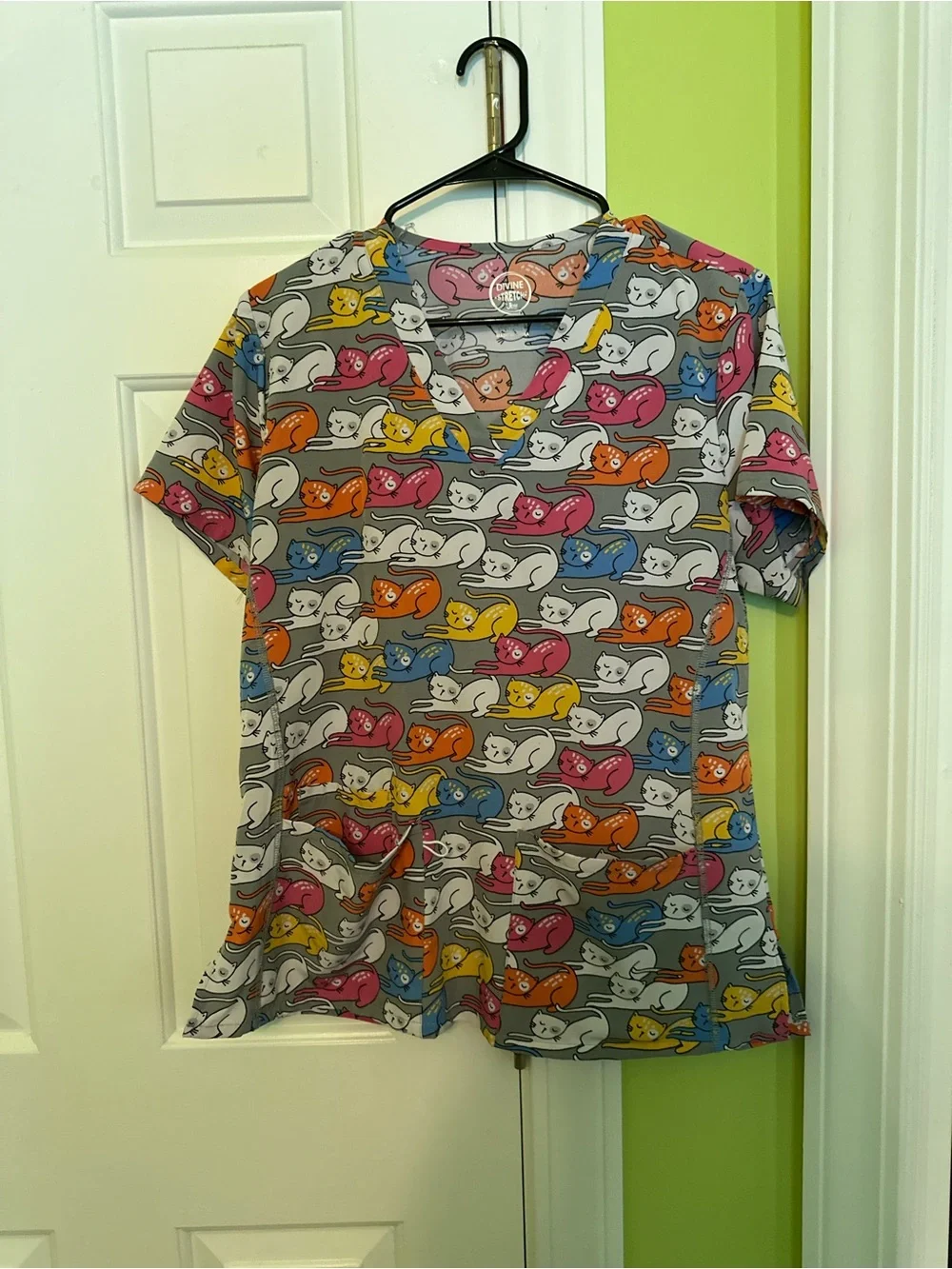 Divine Stretch by JDM Cat Print Scrub Top Size Large - Picture 1 of 5
